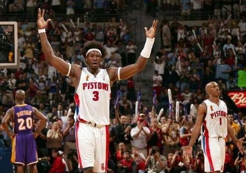  安科纳百年纪念球衣发布，经典设计唤醒怀旧情怀  